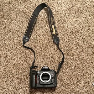 Nikon D100 Black with MH-18 Quick Charger